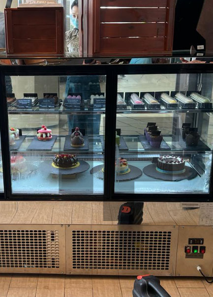 Vera 180 Cake Display Showcase